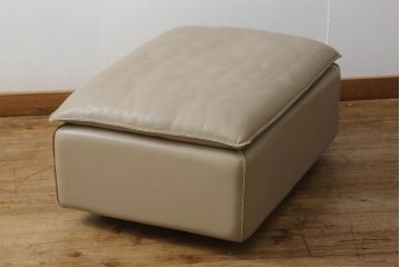 中古　美品　イタリア家具　rossi di albizzate(ロッシディアルビザーテ)　薄いベージュの色味が落ち着いた雰囲気を醸し出すスツール(1Pソファ、1人掛けソファ、チェア、椅子、イス、オットマン)(定価約45万円)(R-060493)