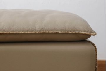 中古　美品　イタリア家具　rossi di albizzate(ロッシディアルビザーテ)　薄いベージュの色味が落ち着いた雰囲気を醸し出すスツール(1Pソファ、1人掛けソファ、チェア、椅子、イス、オットマン)(定価約45万円)(R-060493)