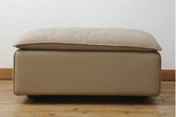 中古　美品　イタリア家具　rossi di albizzate(ロッシディアルビザーテ)　薄いベージュの色味が落ち着いた雰囲気を醸し出すスツール(1Pソファ、1人掛けソファ、チェア、椅子、イス、オットマン)(定価約45万円)(R-060493)