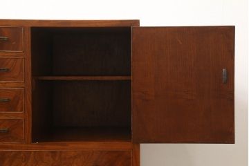 中古　高級品　総漆塗り　三方欅材・中桐材　個性的な取っ手が目を引く指物箪笥(定価約38万円)(チェスト、和タンス、収納箪笥、引き出し)(R-060496)
