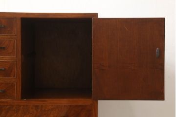 中古　高級品　総漆塗り　三方欅材・中桐材　個性的な取っ手が目を引く指物箪笥(定価約38万円)(チェスト、和タンス、収納箪笥、引き出し)(R-060496)