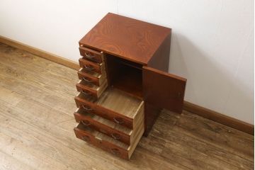 中古　高級品　総漆塗り　三方欅材・中桐材　個性的な取っ手が目を引く指物箪笥(定価約38万円)(チェスト、和タンス、収納箪笥、引き出し)(R-060496)