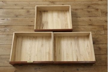 中古　高級品　総漆塗り　三方欅材・中桐材　個性的な取っ手が目を引く指物箪笥(定価約38万円)(チェスト、和タンス、収納箪笥、引き出し)(R-060496)