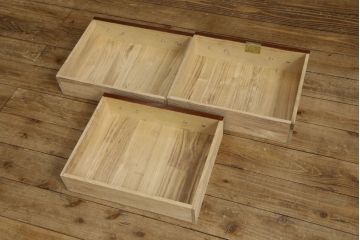 中古　高級品　総漆塗り　三方欅材・中桐材　個性的な取っ手が目を引く指物箪笥(定価約38万円)(チェスト、和タンス、収納箪笥、引き出し)(R-060496)