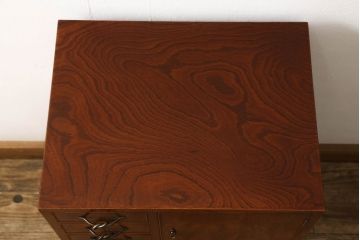 中古　高級品　総漆塗り　三方欅材・中桐材　個性的な取っ手が目を引く指物箪笥(定価約38万円)(チェスト、和タンス、収納箪笥、引き出し)(R-060496)
