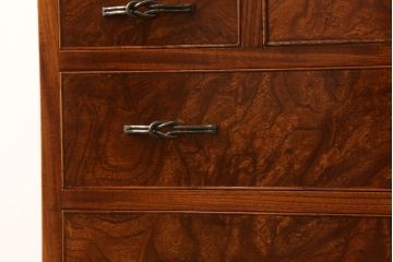中古　高級品　総漆塗り　三方欅材・中桐材　個性的な取っ手が目を引く指物箪笥(定価約38万円)(チェスト、和タンス、収納箪笥、引き出し)(R-060496)