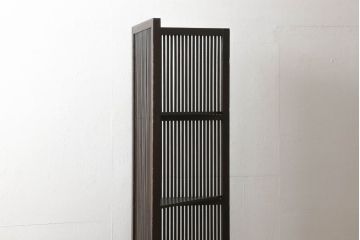 和製アンティーク　昭和初期　格子戸リメイク　和モダンな空間づくりにおすすめのコーナーラック(コーナーキャビネット、飾り棚、陳列棚、店舗什器)(R-060503)