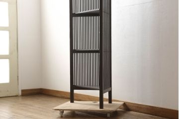 和製アンティーク　昭和初期　格子戸リメイク　和モダンな空間づくりにおすすめのコーナーラック(コーナーキャビネット、飾り棚、陳列棚、店舗什器)(R-060503)