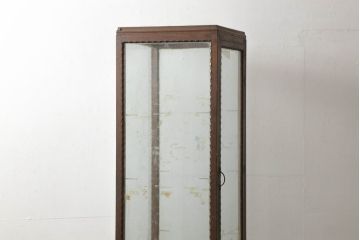 和製アンティーク　ナラ(楢)材　ノスタルジックな雰囲気を醸し出す古い薬屋の縦型ガラスケース(ショーケース、飾り棚、陳列棚)(R-060504)