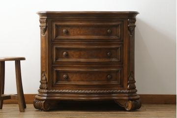 中古　美品　DREXEL HERITAGE(ドレクセルヘリテイジ)　マホガニー材　希少モデル!!　金具や脚部など細部まで凝ったデザインが高級な雰囲気を醸し出すサイドチェスト(ナイトスタンド、引き出し、サイドボード、サイドキャビネット)(R-060505)