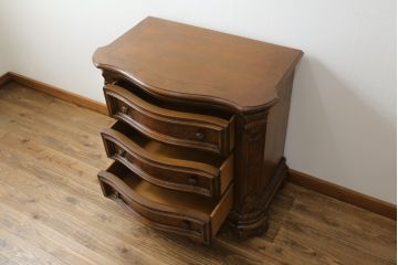 中古　美品　DREXEL HERITAGE(ドレクセルヘリテイジ)　マホガニー材　希少モデル!!　金具や脚部など細部まで凝ったデザインが高級な雰囲気を醸し出すサイドチェスト(ナイトスタンド、引き出し、サイドボード、サイドキャビネット)(R-060505)