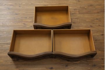 中古　美品　DREXEL HERITAGE(ドレクセルヘリテイジ)　マホガニー材　希少モデル!!　金具や脚部など細部まで凝ったデザインが高級な雰囲気を醸し出すサイドチェスト(ナイトスタンド、引き出し、サイドボード、サイドキャビネット)(R-060505)