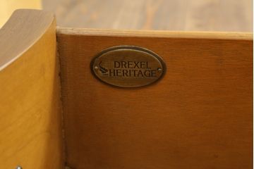 中古　美品　DREXEL HERITAGE(ドレクセルヘリテイジ)　マホガニー材　希少モデル!!　金具や脚部など細部まで凝ったデザインが高級な雰囲気を醸し出すサイドチェスト(ナイトスタンド、引き出し、サイドボード、サイドキャビネット)(R-060505)