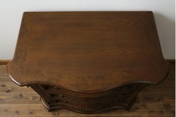 中古　美品　DREXEL HERITAGE(ドレクセルヘリテイジ)　マホガニー材　希少モデル!!　金具や脚部など細部まで凝ったデザインが高級な雰囲気を醸し出すサイドチェスト(ナイトスタンド、引き出し、サイドボード、サイドキャビネット)(R-060505)