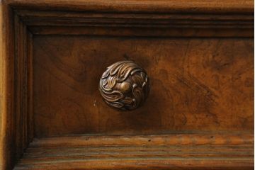 中古　美品　DREXEL HERITAGE(ドレクセルヘリテイジ)　マホガニー材　希少モデル!!　金具や脚部など細部まで凝ったデザインが高級な雰囲気を醸し出すサイドチェスト(ナイトスタンド、引き出し、サイドボード、サイドキャビネット)(R-060505)