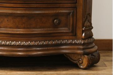 中古　美品　DREXEL HERITAGE(ドレクセルヘリテイジ)　マホガニー材　希少モデル!!　金具や脚部など細部まで凝ったデザインが高級な雰囲気を醸し出すサイドチェスト(ナイトスタンド、引き出し、サイドボード、サイドキャビネット)(R-060505)