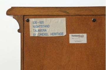 中古　美品　DREXEL HERITAGE(ドレクセルヘリテイジ)　マホガニー材　希少モデル!!　金具や脚部など細部まで凝ったデザインが高級な雰囲気を醸し出すサイドチェスト(ナイトスタンド、引き出し、サイドボード、サイドキャビネット)(R-060505)