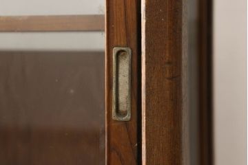 和製アンティーク　大正ロマン　両面引き戸　ガラス窓の引き出しがおしゃれな雰囲気を醸し出すガラスケース(キャビネット、戸棚、陳列棚、飾り棚、店舗什器)(R-060509)