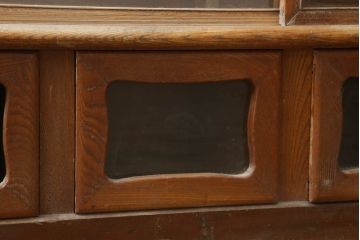 和製アンティーク　大正ロマン　両面引き戸　ガラス窓の引き出しがおしゃれな雰囲気を醸し出すガラスケース(キャビネット、戸棚、陳列棚、飾り棚、店舗什器)(R-060509)