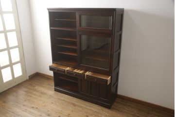 中古　北海道民芸家具　美しい木肌とシックな佇まいが魅力的な重ね戸棚(収納棚、戸棚、食器棚、カップボード、キャビネット)(R-060511)