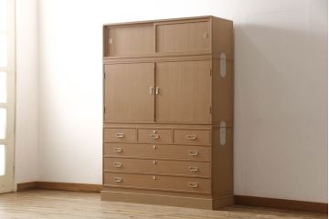 中古　美品　桐の松山(松山家具)　抜群の収納力!明るい木色と凝ったデザインの金具が気品を漂わせる大阪泉州総桐箪笥(定価約140万円)(並厚、総桐たんす、収納箪笥、着物箪笥、衣装箪笥、整理タンス、和タンス)(R-060512)