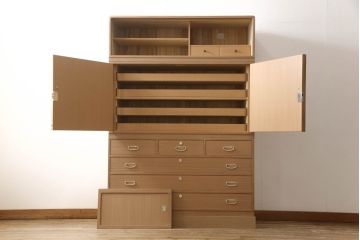 中古　美品　桐の松山(松山家具)　抜群の収納力!明るい木色と凝ったデザインの金具が気品を漂わせる大阪泉州総桐箪笥(定価約140万円)(並厚、総桐たんす、収納箪笥、着物箪笥、衣装箪笥、整理タンス、和タンス)(R-060512)