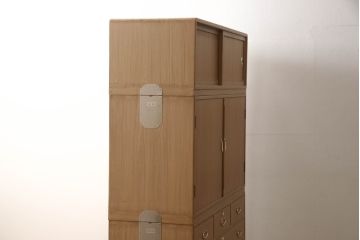 中古　美品　桐の松山(松山家具)　抜群の収納力!明るい木色と凝ったデザインの金具が気品を漂わせる大阪泉州総桐箪笥(定価約140万円)(並厚、総桐たんす、収納箪笥、着物箪笥、衣装箪笥、整理タンス、和タンス)(R-060512)