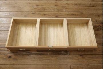 中古　美品　桐の松山(松山家具)　抜群の収納力!明るい木色と凝ったデザインの金具が気品を漂わせる大阪泉州総桐箪笥(定価約140万円)(並厚、総桐たんす、収納箪笥、着物箪笥、衣装箪笥、整理タンス、和タンス)(R-060512)