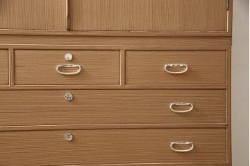 中古　美品　桐の松山(松山家具)　抜群の収納力!明るい木色と凝ったデザインの金具が気品を漂わせる大阪泉州総桐箪笥(定価約140万円)(並厚、総桐たんす、収納箪笥、着物箪笥、衣装箪笥、整理タンス、和タンス)(R-060512)