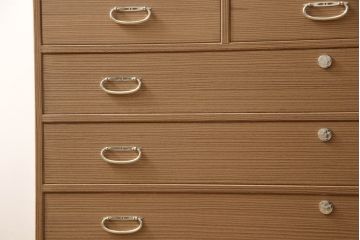 中古　美品　桐の松山(松山家具)　抜群の収納力!明るい木色と凝ったデザインの金具が気品を漂わせる大阪泉州総桐箪笥(定価約140万円)(並厚、総桐たんす、収納箪笥、着物箪笥、衣装箪笥、整理タンス、和タンス)(R-060512)