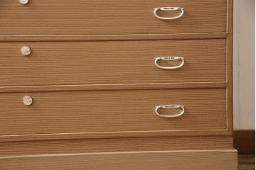 中古　美品　桐の松山(松山家具)　抜群の収納力!明るい木色と凝ったデザインの金具が気品を漂わせる大阪泉州総桐箪笥(定価約140万円)(並厚、総桐たんす、収納箪笥、着物箪笥、衣装箪笥、整理タンス、和タンス)(R-060512)