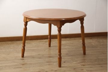 中古　美品　横浜ダニエル(daniel)　幕板と挽き物脚の凝ったデザインが目を惹く丸テーブル(ラウンドテーブル、2人掛け、ダイニングテーブル)(R-060518)