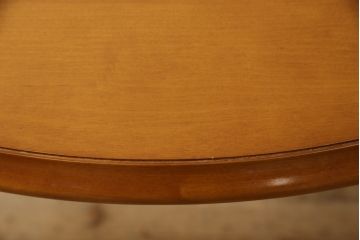 中古　美品　横浜ダニエル(daniel)　幕板と挽き物脚の凝ったデザインが目を惹く丸テーブル(ラウンドテーブル、2人掛け、ダイニングテーブル)(R-060518)