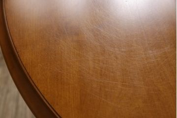 中古　美品　横浜ダニエル(daniel)　幕板と挽き物脚の凝ったデザインが目を惹く丸テーブル(ラウンドテーブル、2人掛け、ダイニングテーブル)(R-060518)