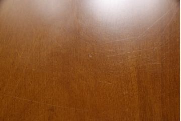 中古　美品　横浜ダニエル(daniel)　幕板と挽き物脚の凝ったデザインが目を惹く丸テーブル(ラウンドテーブル、2人掛け、ダイニングテーブル)(R-060518)