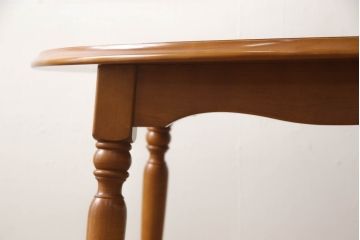 中古　美品　横浜ダニエル(daniel)　幕板と挽き物脚の凝ったデザインが目を惹く丸テーブル(ラウンドテーブル、2人掛け、ダイニングテーブル)(R-060518)