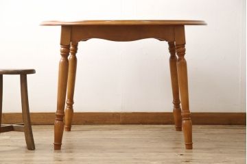 中古　美品　横浜ダニエル(daniel)　幕板と挽き物脚の凝ったデザインが目を惹く丸テーブル(ラウンドテーブル、2人掛け、ダイニングテーブル)(R-060518)