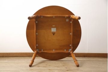 中古　美品　横浜ダニエル(daniel)　幕板と挽き物脚の凝ったデザインが目を惹く丸テーブル(ラウンドテーブル、2人掛け、ダイニングテーブル)(R-060518)