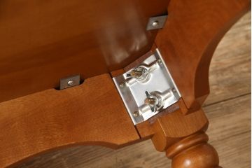 中古　美品　横浜ダニエル(daniel)　幕板と挽き物脚の凝ったデザインが目を惹く丸テーブル(ラウンドテーブル、2人掛け、ダイニングテーブル)(R-060518)