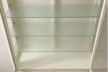 和製アンティーク　ホワイトカラーが可愛らしいケビントガラスケース(飾り棚、収納棚、戸棚、キャビネット、陳列棚)(R-060521)