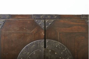 和製アンティーク　最上手!!　総欅(ケヤキ)材　総漆塗り　厚手金具　観音開き　天板や側面に使用した厚手の欅材が目を惹く重ね時代箪笥(和タンス、引き出し、収納箪笥、衣装箪笥)(R-060524)
