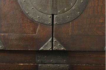 和製アンティーク　最上手!!　総欅(ケヤキ)材　総漆塗り　厚手金具　観音開き　天板や側面に使用した厚手の欅材が目を惹く重ね時代箪笥(和タンス、引き出し、収納箪笥、衣装箪笥)(R-060524)