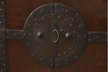 和製アンティーク　最上手!!　総欅(ケヤキ)材　総漆塗り　厚手金具が重厚な雰囲気を醸し出す観音開きの時代箪笥ローボード(和タンス、引き出し、衣装箪笥、ローチェスト)(R-060525)