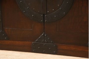 和製アンティーク　最上手!!　総欅(ケヤキ)材　総漆塗り　厚手金具が重厚な雰囲気を醸し出す観音開きの時代箪笥ローボード(和タンス、引き出し、衣装箪笥、ローチェスト)(R-060525)