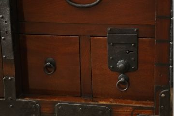 和製アンティーク　最上手!!　総欅(ケヤキ)材　総漆塗り　厚手金具が重厚な雰囲気を醸し出す時代箪笥ローボード(和タンス、引き出し、衣装箪笥、ローチェスト)(R-060526)
