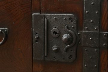 和製アンティーク　最上手!!　総欅(ケヤキ)材　総漆塗り　厚手金具が重厚な雰囲気を醸し出す時代箪笥ローボード(和タンス、引き出し、衣装箪笥、ローチェスト)(R-060526)