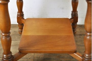 中古　横浜ダニエル(daniel)　挽き物の脚がクラシカルな雰囲気を高める丸テーブル(ラウンドテーブル、サイドテーブル、コーヒーテーブル)(R-060533)