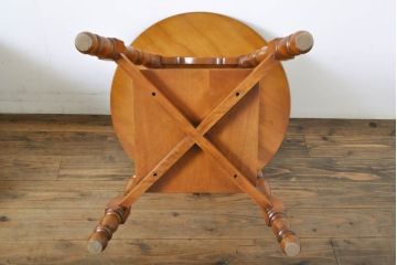 中古　横浜ダニエル(daniel)　挽き物の脚がクラシカルな雰囲気を高める丸テーブル(ラウンドテーブル、サイドテーブル、コーヒーテーブル)(R-060533)