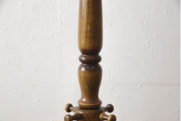中古　カリモク家具(karimoku)　上品な挽き物加工が施されたポールハンガー(コートハンガー、帽子掛け、店舗什器)(R-060535)