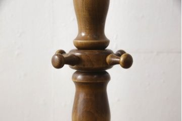 中古　カリモク家具(karimoku)　上品な挽き物加工が施されたポールハンガー(コートハンガー、帽子掛け、店舗什器)(R-060535)